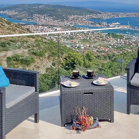 2 Bedroom Cozy In Seget Gornji Holiday home *