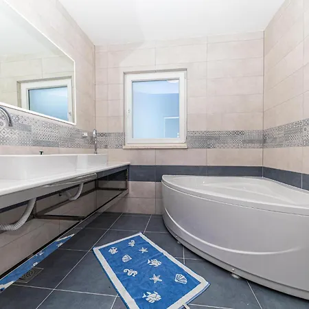 2 Bedroom Cozy In Seget Gornji