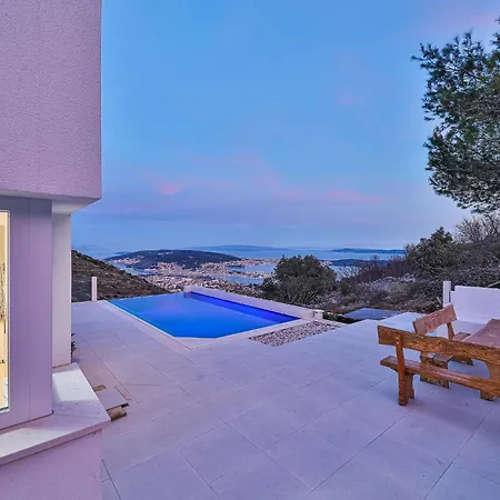 2 Bedroom Cozy In Seget Gornji Holiday home